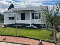 Building Photo - LOCATION LOCATION!! 4-bed 2-bath home loca...