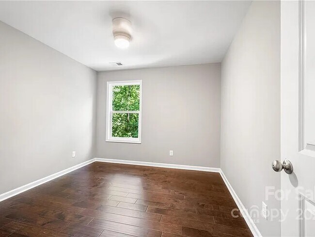 Building Photo - 10 Beryl Ct