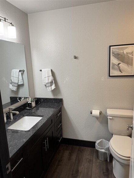 Upstairs Guest Bath w/ Shower and Tub - 2485 Aspen Grv
