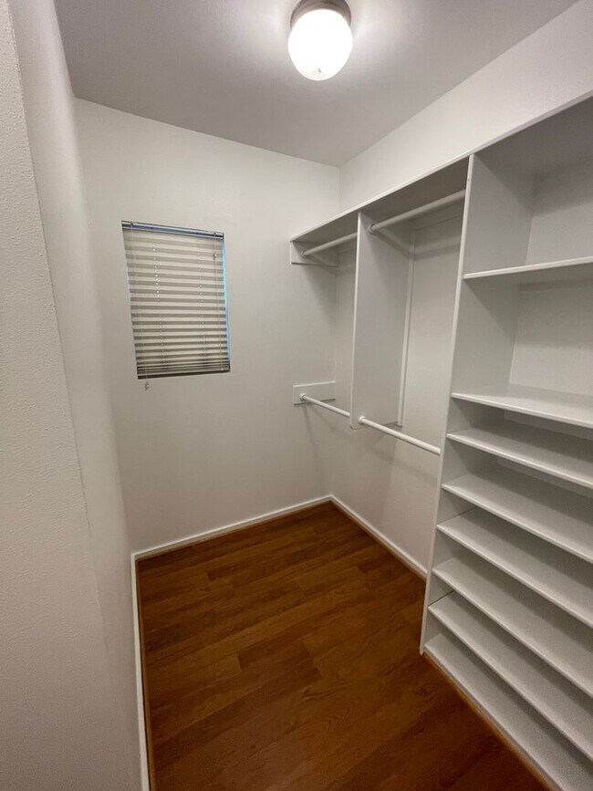 Building Photo - Freshly updated 2/2/Study home