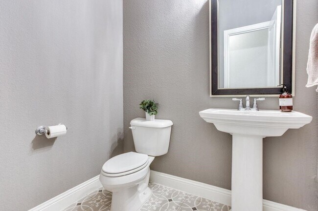 Building Photo - 905 Lady Bird Dr