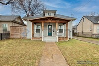 Building Photo - 821 W Twelfth St