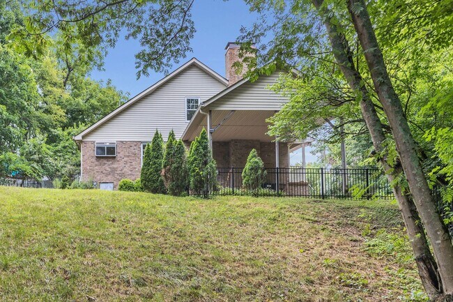 Building Photo - 5535 Thalman Dr