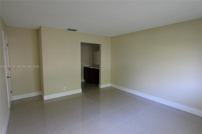 Building Photo - 2720 S Oakland Forest Dr