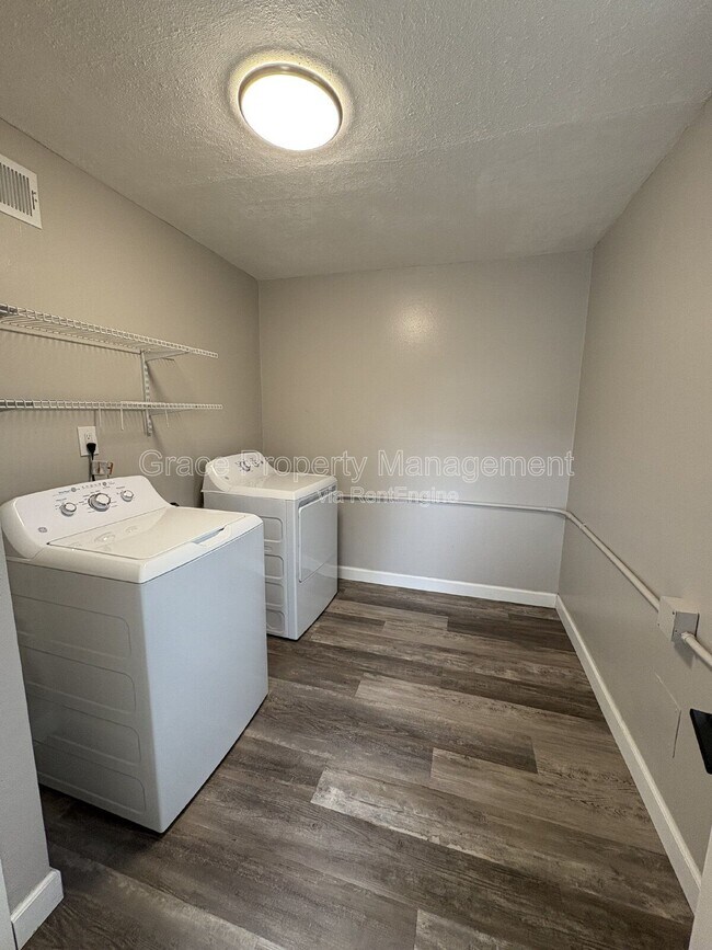 Building Photo - 1281 Victor St