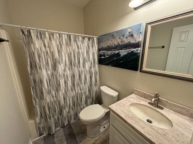 Building Photo - 2 Bed 2 Bath Townhouse