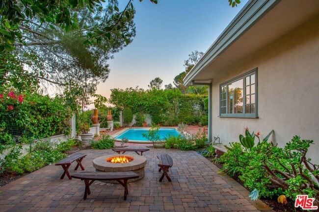 Building Photo - 10216 Cielo Dr