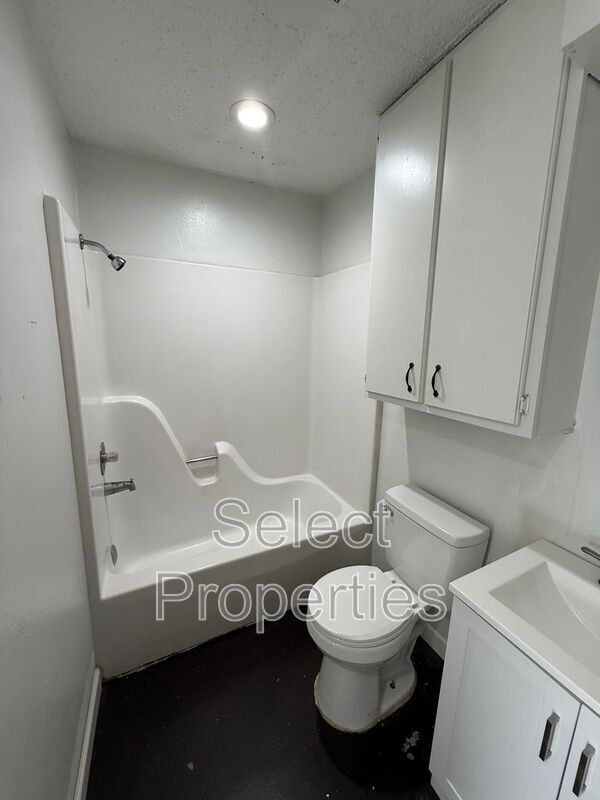 Building Photo - 1618 W Matthews Ave