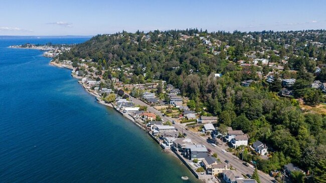Building Photo - Charming Beach Drive Craftsman w/ AC and V...