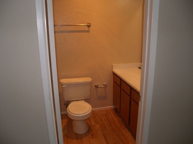 Building Photo - Beautiful, bright 3 bedroom 2 bathroom Dub...