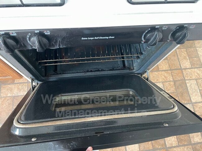 Building Photo - 870 S Main St