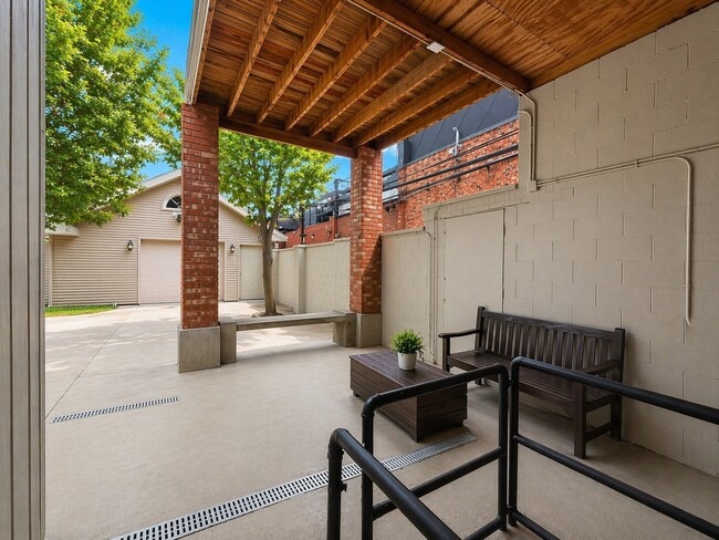 Building Photo - 1014 W George St