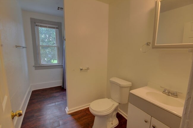 Building Photo - Upper level unit