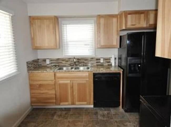 Building Photo - Great updated 2 bed 1 bath, 2 car garage