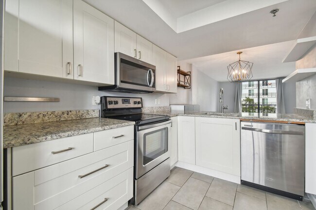 Building Photo - Charming 1 Bed, 2 Bath Condo in the Vibran...