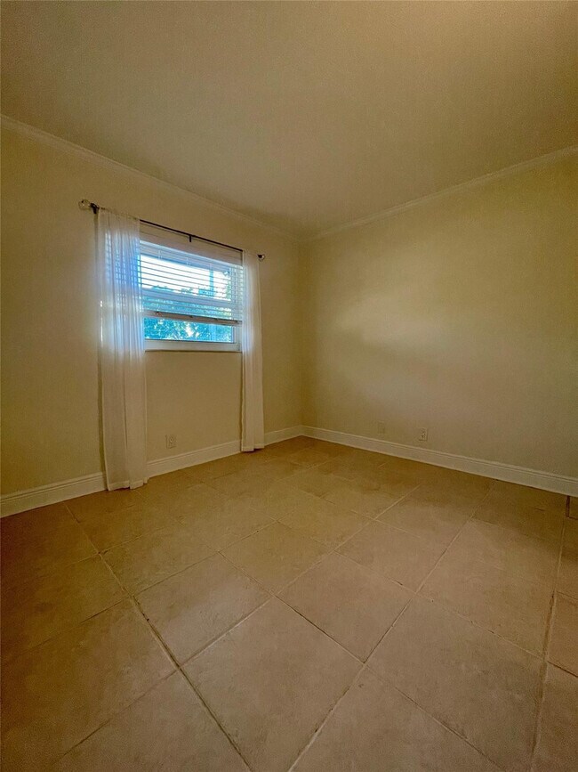 Building Photo - 2901 NE 51st St