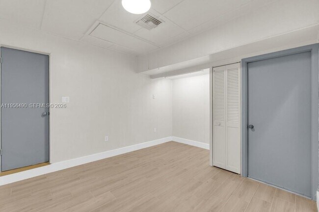 Building Photo - 1101 NE 24th Ct