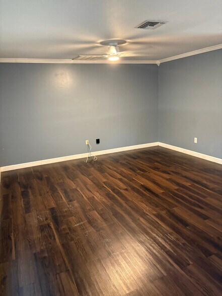 Building Photo - 5325 Lake Haven Blvd