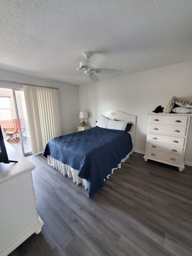 Building Photo - Waterfront 1 bedroom 1.5 bath 2nd story co...