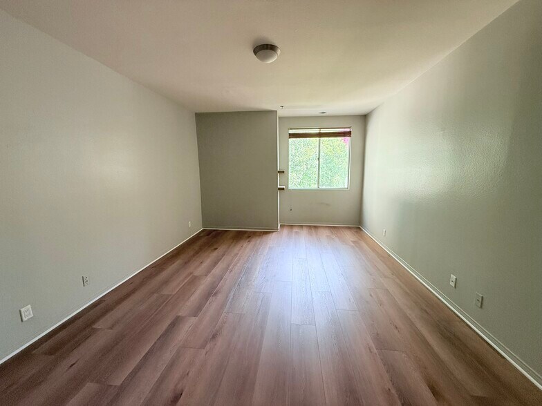 Building Photo - 2222 N Beachwood Dr