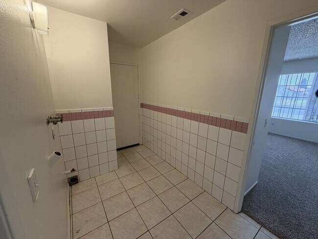 Building Photo - 560 S Quince Ave