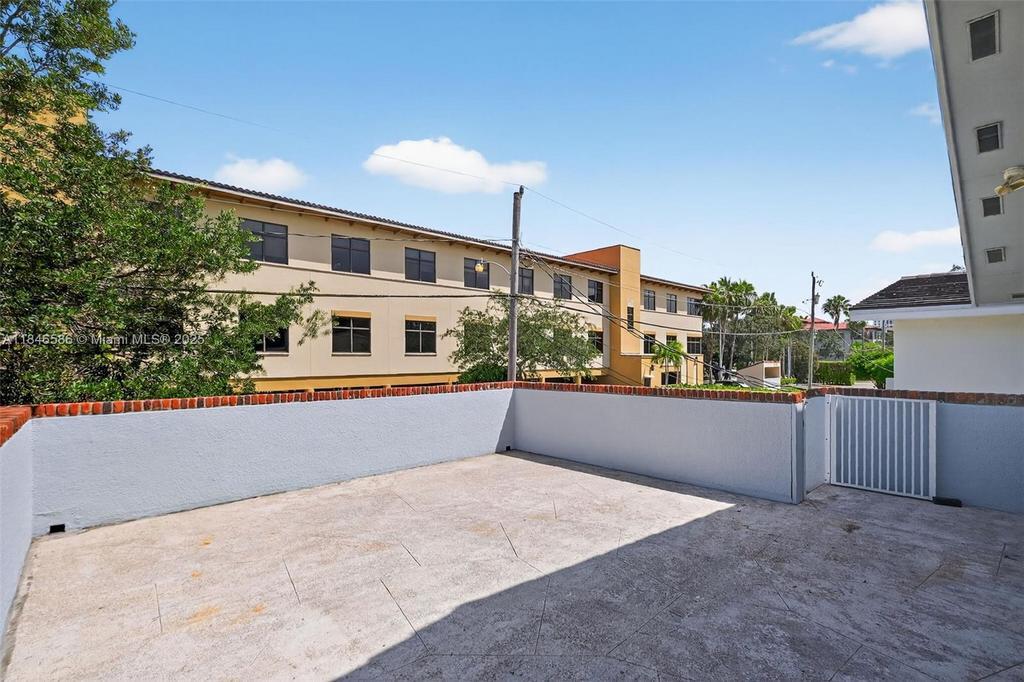 Building Photo - 539 Menendez Ave