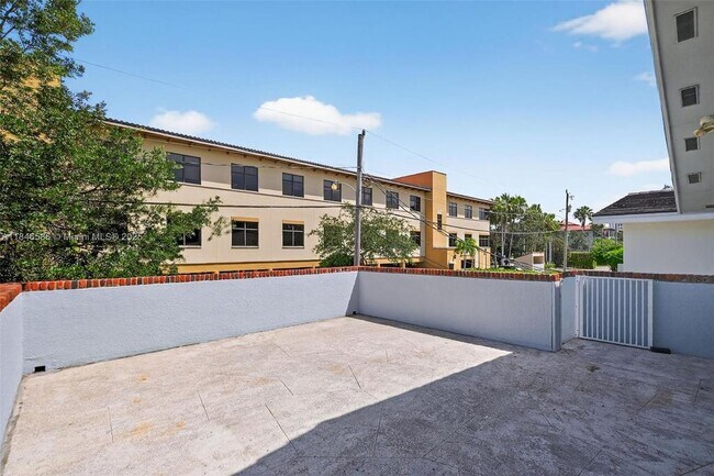 Building Photo - 539 Menendez Ave