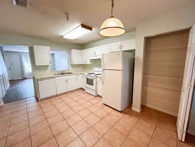Building Photo - 2/2.5 Cozy Condo in Isabella Park