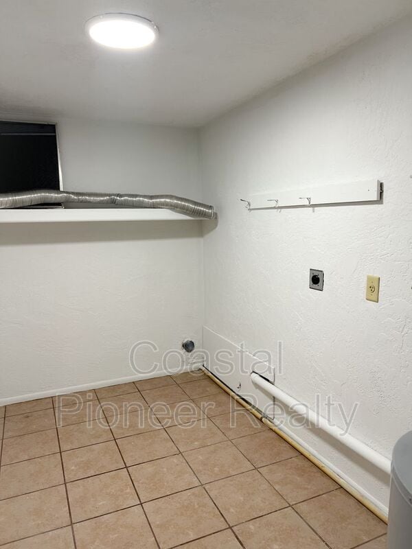 Building Photo - 5829 Elm St
