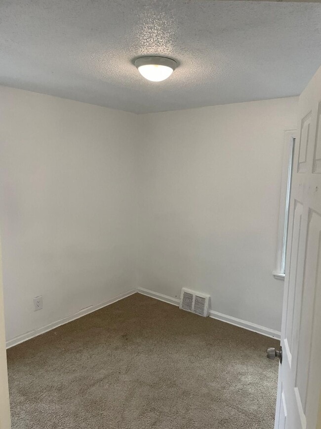 Building Photo - 18315 Shaftsbury Ave