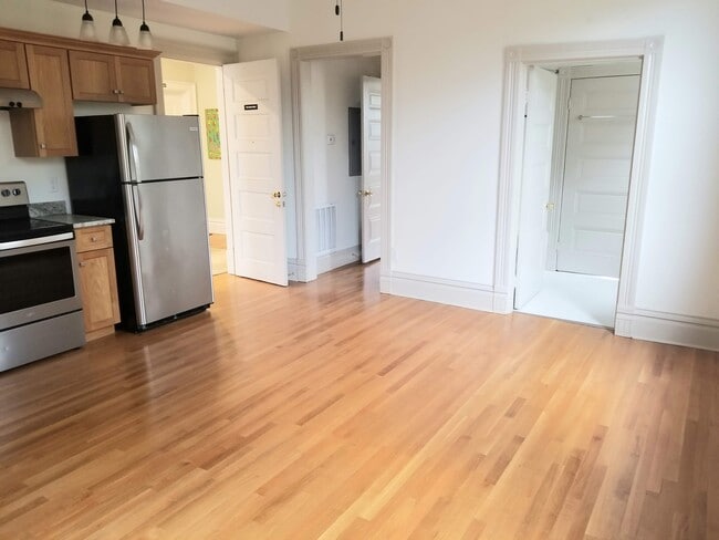 Building Photo - 2112 Monteiro Ave