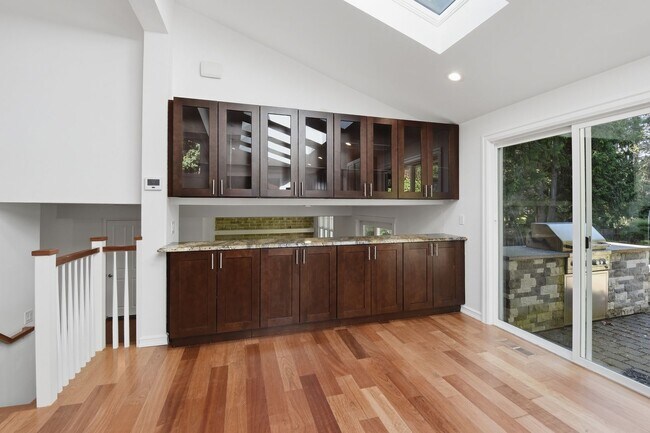 Building Photo - 3bd/2.5ba Bellevue Home