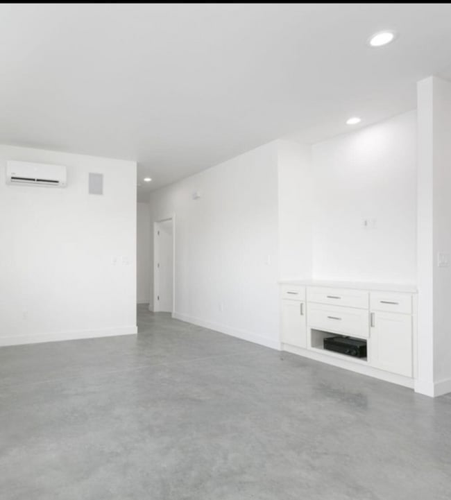 Building Photo - Occupied, do not disturb tenants.  Selah 2br 2ba DBL Garage 5-star Built Green Energy Standards h...