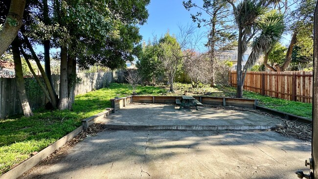 Building Photo - Fantastic House with Expansive Backyard an...