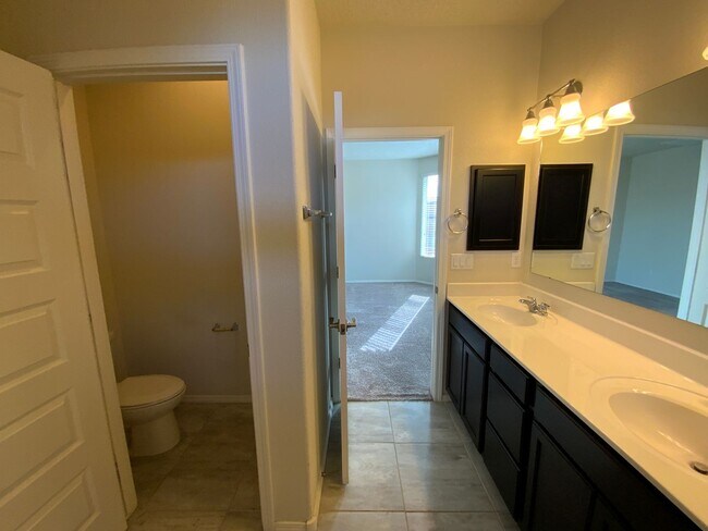 Building Photo - Beautiful 3 Bedroom Plus Office Recent Con...
