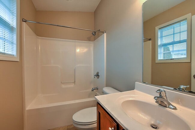 Building Photo - 2121 S Greenwood Dr