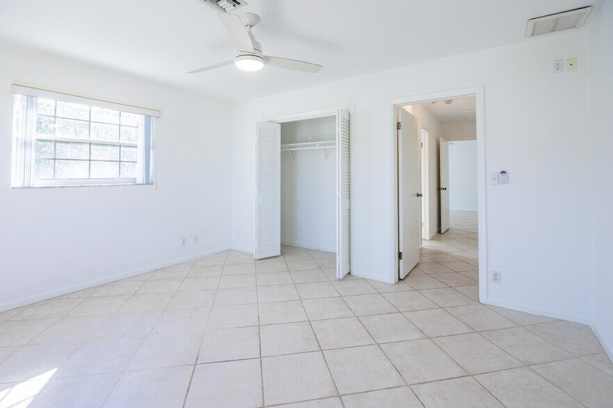 Building Photo - 527 W Jasmine Dr