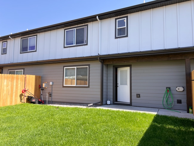 Building Photo - 3 Bedroom 2.5 Bath unit with Garage