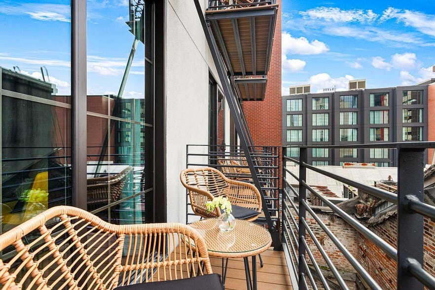 Building Photo - 611 Commerce St