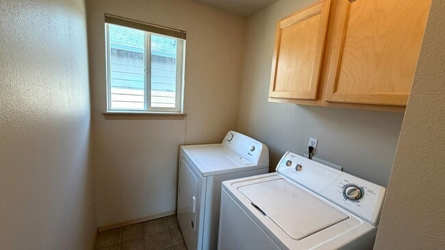 Building Photo - Beautifully Updated 3 Bedroom + Loft Home with New A/C