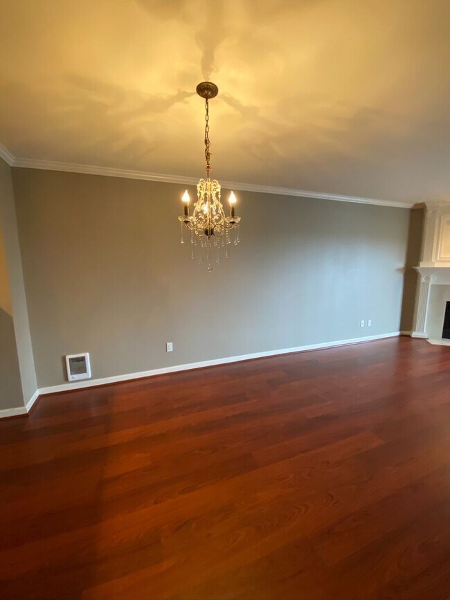 Building Photo - Desired Location in Kirkland - 2 Bedroom 2...