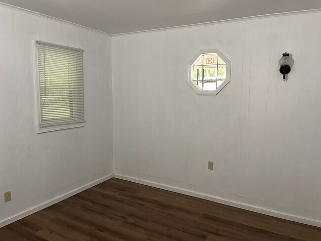 Building Photo - 3 bed 2 bath home
