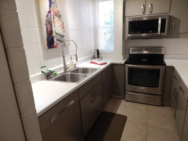 Building Photo - 904 Brightwood Manor Dr