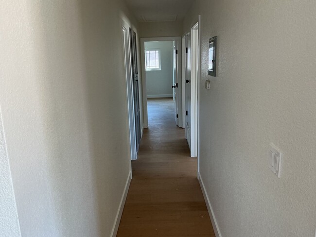 Building Photo - 3BD/2BA APARTMENT - UPSTAIRS UNIT