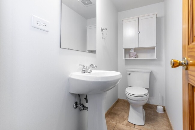 Building Photo - 3065 Kingston Ct