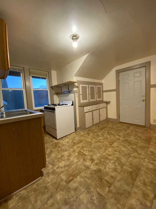 Building Photo - 1207 N Sawyer St