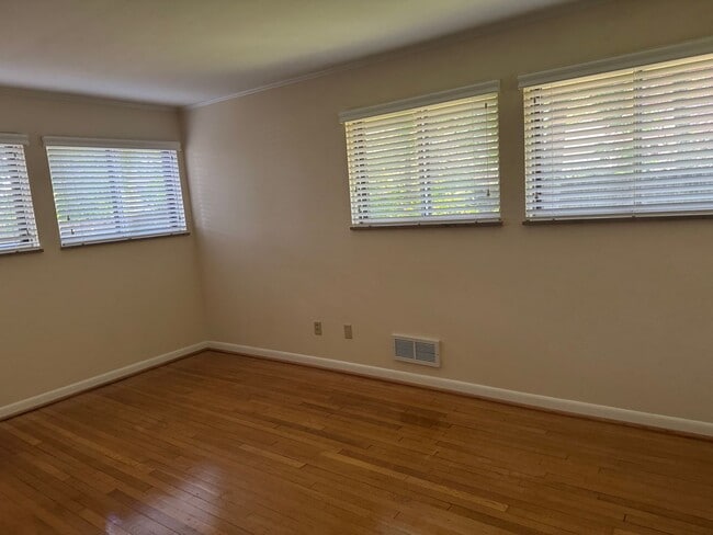 Building Photo - 3 Bedroom Ranch Home - Upper Arlington, OH