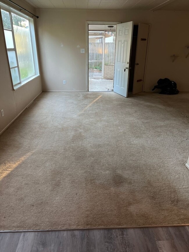 Building Photo - 2 Bed, 1 Bath Home