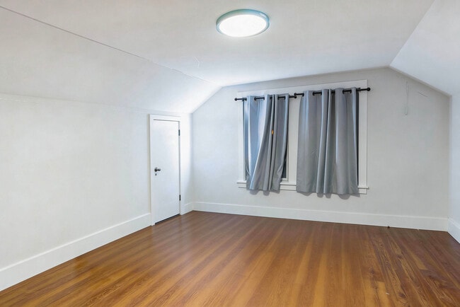 Building Photo - 721 N Wood Ave