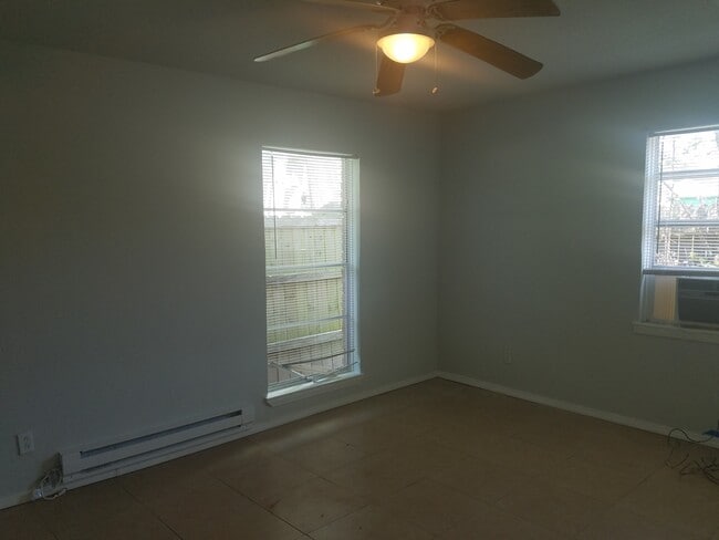 Building Photo - 2 bedroom 1 bath 43rd Ave. L - pet friendly